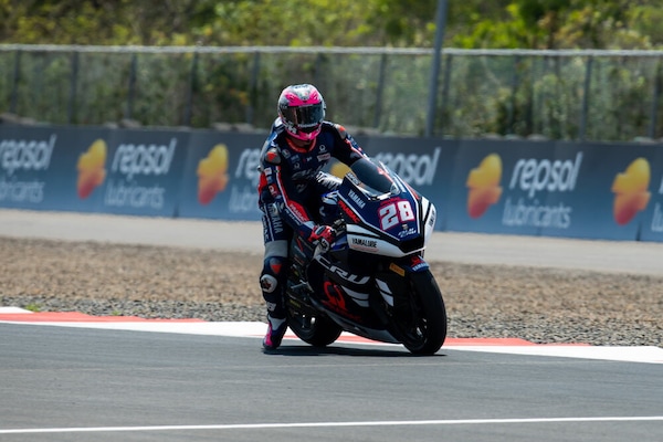 Moto2, Izan Guevara mette Manuel Gonzalez alle strette: pole a Mandalika, nono Tony Arbolino