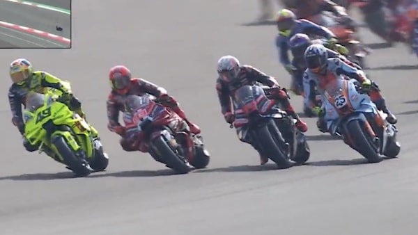 Partenza shock nella Sprint di Mandalika: Bezzecchi e Fernandez si toccano e cadono!