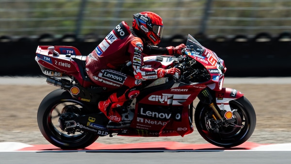 Le Aprilia fanno harakiri, Marquez ringrazia e vince la Sprint di Mandalika