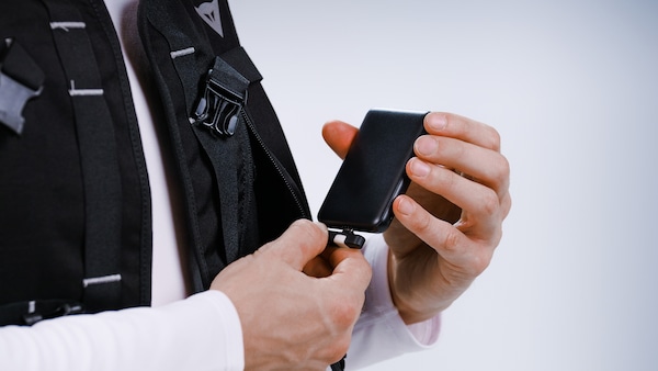 Dainese Smart GO, l'airbag da moto che si alimenta anche con lo smartphone: le foto