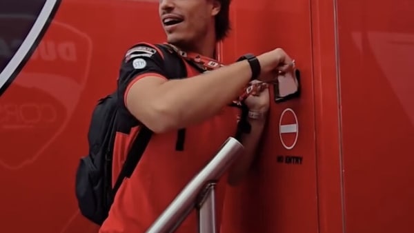 Buon compleanno Nicolò! La sorpresa del team Ducati Aruba per Bulega
