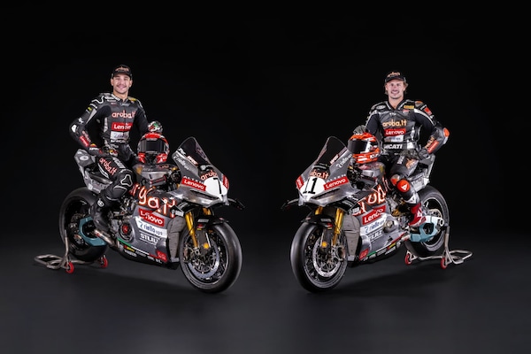 Ducati si tinge d'argento: Bulega e Lecuona celebrano la 750 Imola Desmo a Jerez