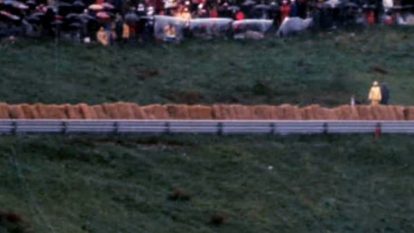 Perché negli anni ’70 una leggenda del motociclismo correva con Paperino sul casco? Sapete chi era?