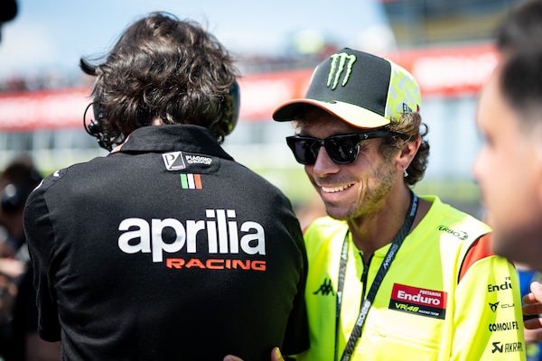MotoGP, Valentino Rossi incorona Antonelli e su Bezzecchi: "Titolo? È difficile, però..."