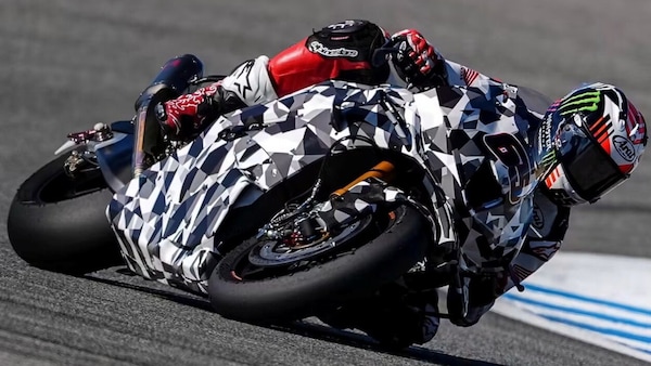 Sorpresa Honda a Jerez: nuova CBR in azione con Rea!