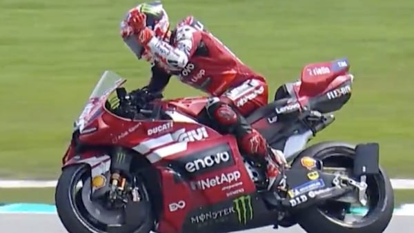 Bagnaia "rosso di rabbia" a Sepang: spacca il cupolino della sua GP26